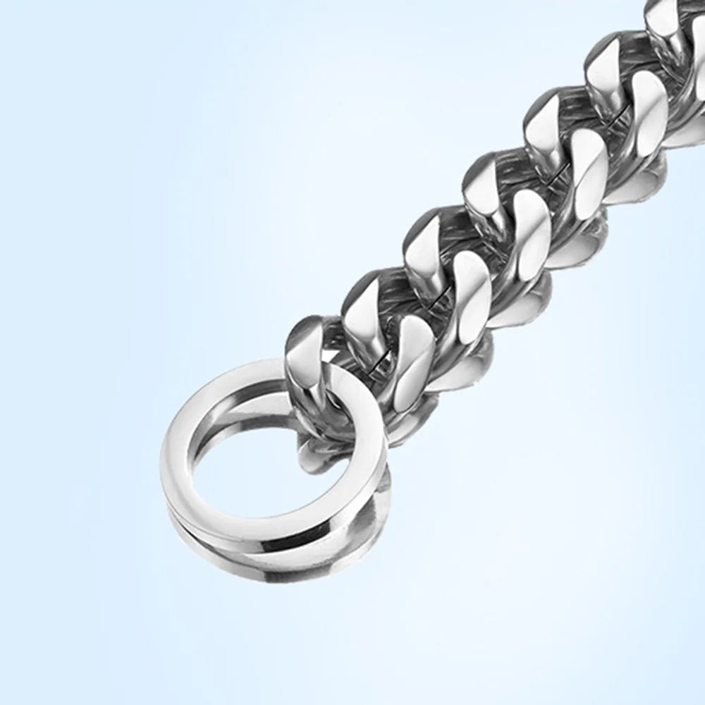 close up of Cuban link chain collar for pet dogs 